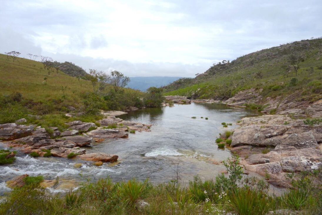 Velho Chico nasce na Serra da Canastra, atravessa o sertão, sustenta a Caatinga e chega ao Oceano Atlântico como o rio que mantém cidades, biodiversidade e milhões de pessoas no Brasil.