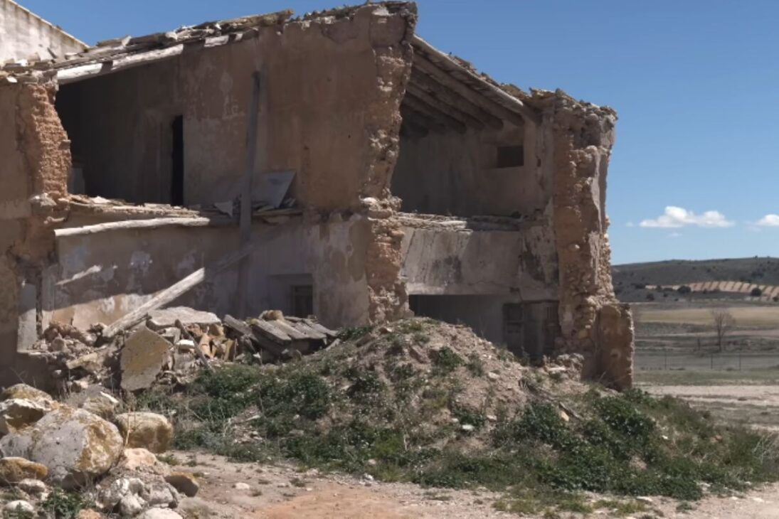 Vilarejo abandonado no Camp Altiplano mostra como regeneração, biodiversidade e monocultura explicam a virada ecológica na Espanha.