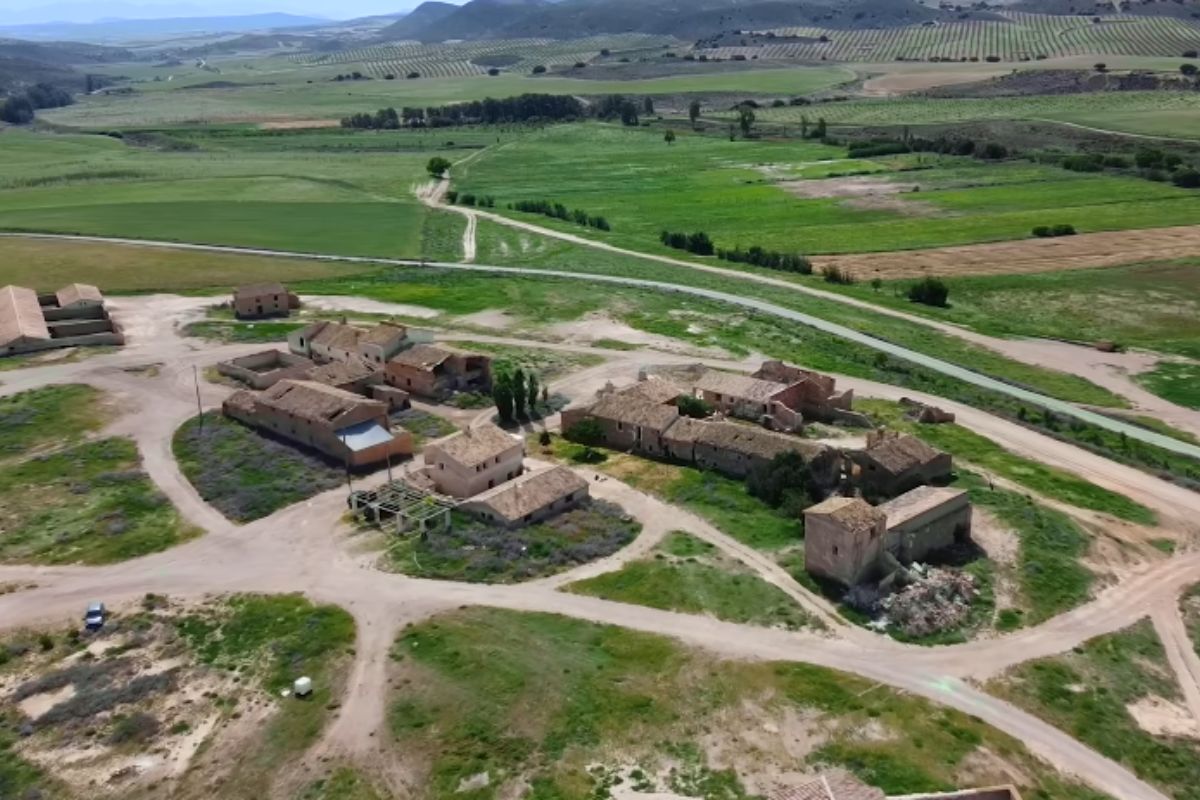 Vilarejo abandonado renasce no lugar mais seco da Espanha, vira paraíso ecológico com voluntários e inspira um movimento global para restaurar solos, água e terras degradadas