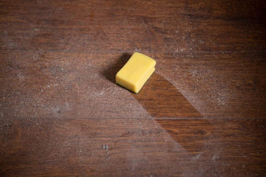 Poeira em quarto fechado: a camada cinza surge quando partículas se acumulam e a umidade intensifica o problema.