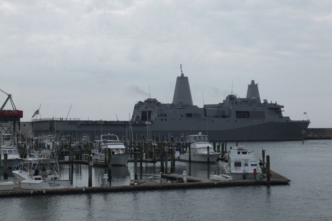 USS New York da classe San Antonio é museu flutuante com aço do World Trade Center e símbolo do 11 de Setembro.