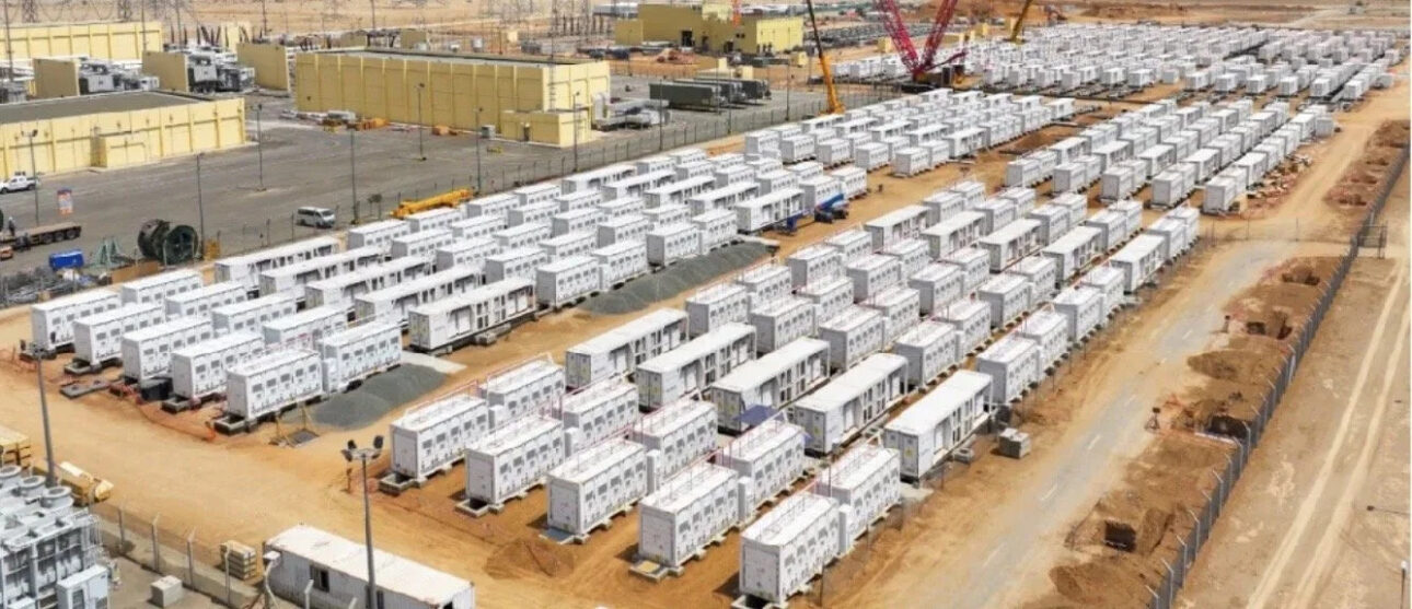 A Arábia Saudita conectou à rede o maior sistema de baterias do mundo, com 7,8 GWh distribuídos por três cidades no deserto, antes de ter energia renovável suficiente para justificar o tamanho do reservatório que acabou de construir