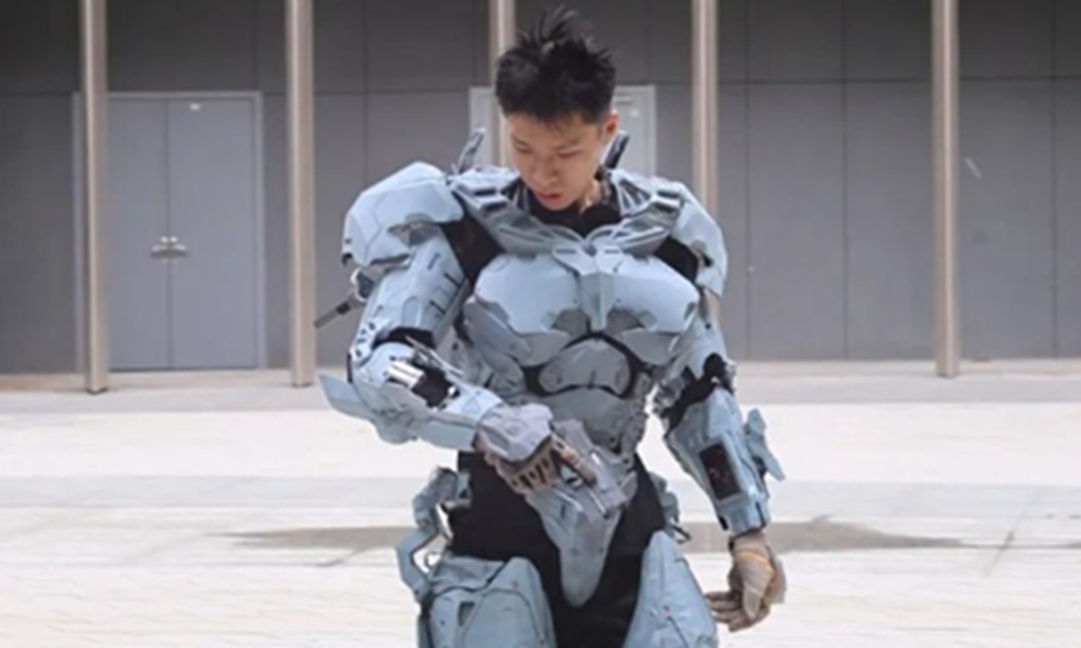 Universitário chinês de 21 anos cria armadura exoesquelética inspirada no Homem de Ferro com peças em impressão 3D e comandos de voz. (Imagem: Reprodução/GlobalTimes)