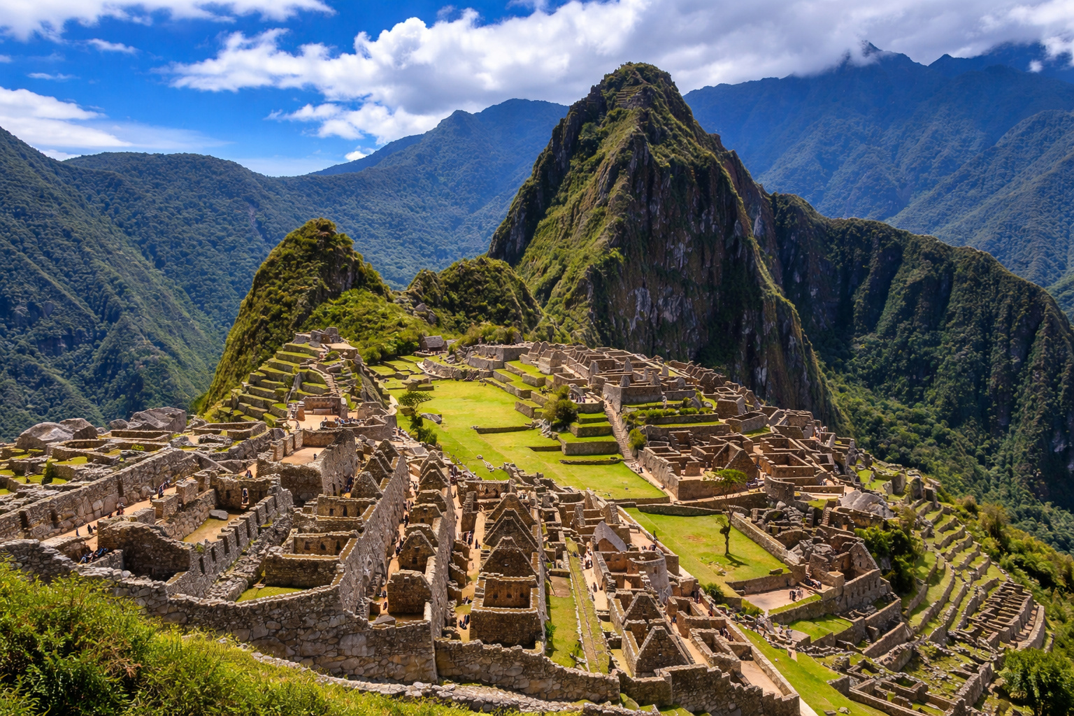 Vista panorâmica de Machu Picchu com terraços incas, construções de pedra e montanhas dos Andes ao fundo