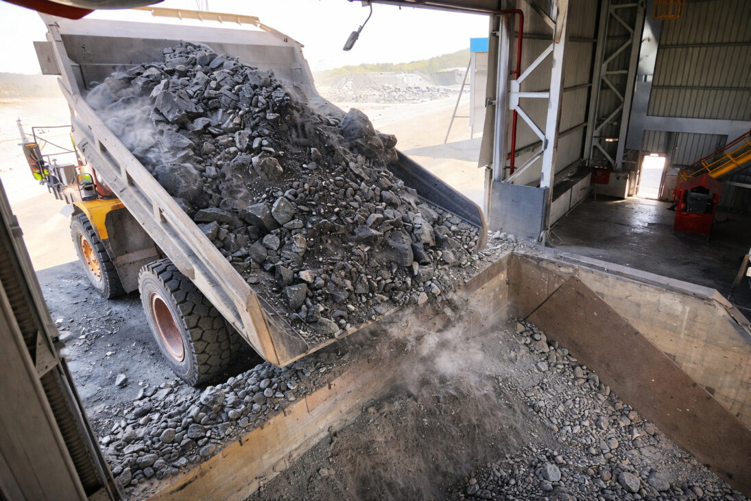 cobre sai da rocha e se transforma em metal puro usado em fios e eletrônicos