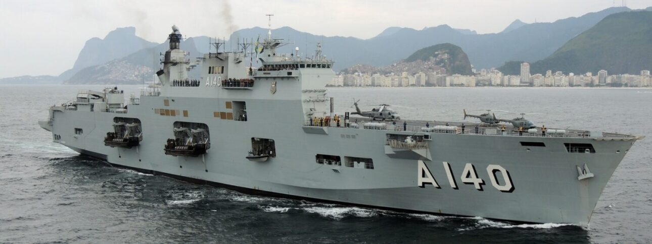 Con cerca de 9.800 toneladas, 122 celdas de lanzamiento vertical y el sistema de combate Aegis capaz de rastrear cientos de objetivos al mismo tiempo, los cruceros clase Ticonderoga se convirtieron en verdaderos arsenales flotantes y pilares de la defensa aérea de las flotas de la Marina de los Estados Unidos