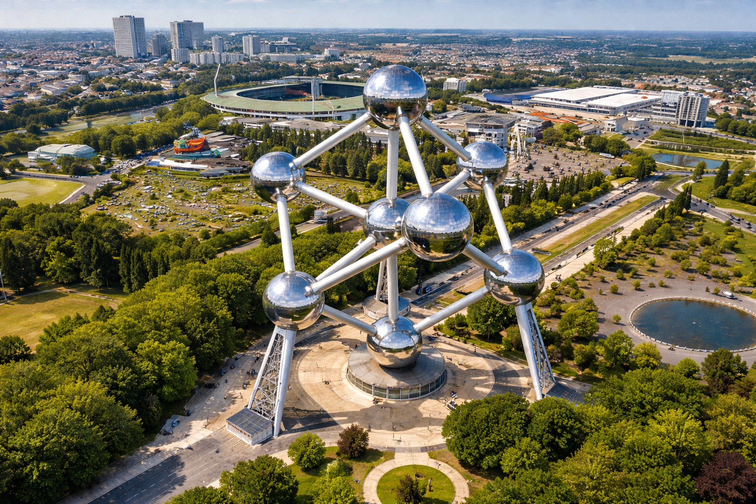 edifício gigante inspirado em cristal de ferro impressiona visitantes e tem mirante com vista de 360 graus de Bruxelas