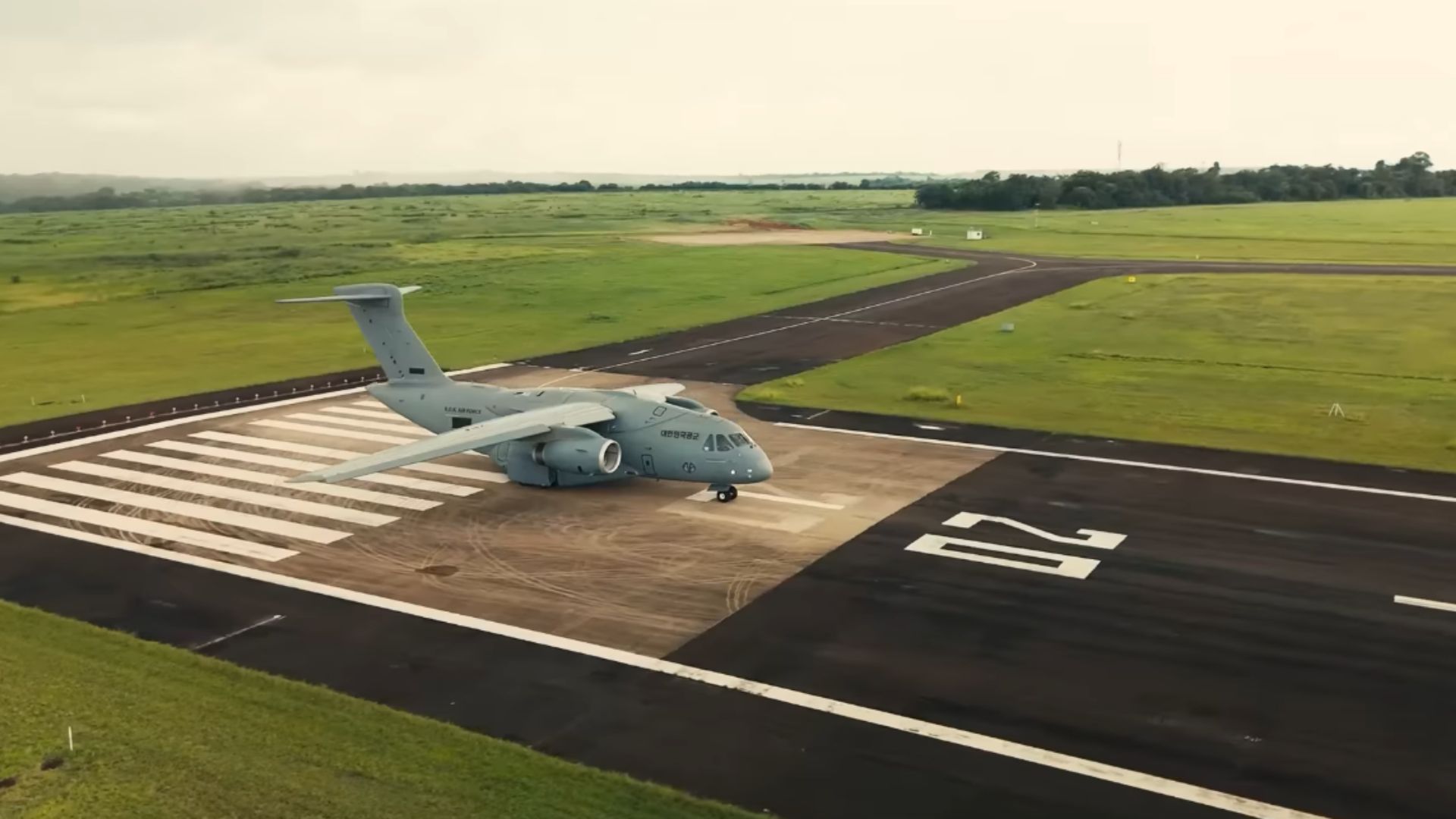 KC-390 da Embraer decolando em voo inaugural para a Coreia do Sul