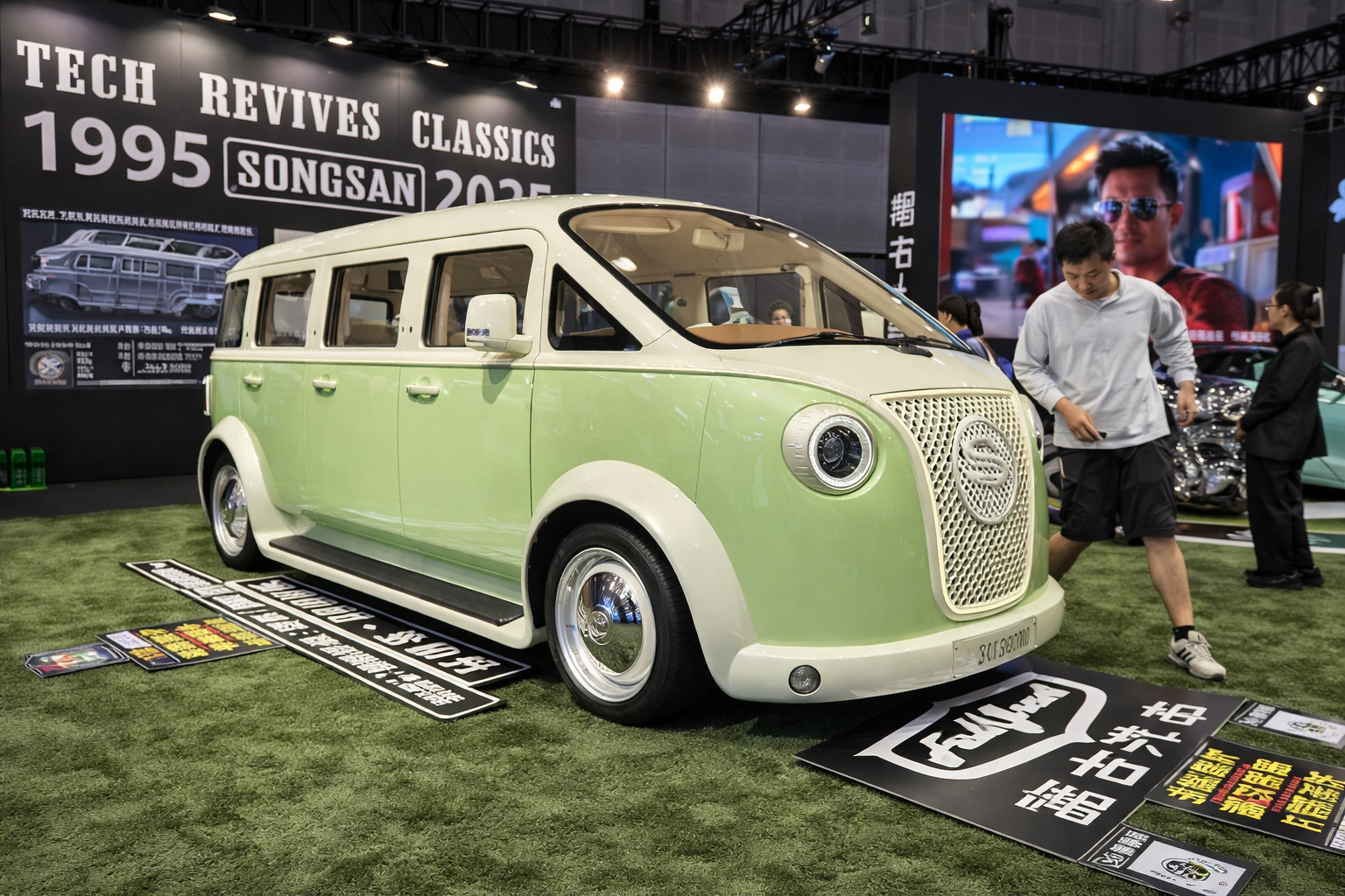 Minivan Songsan Summer com design retrô inspirado na Kombi exposta em evento automotivo, com tecnologia híbrida plug-in BYD e estilo clássico moderno