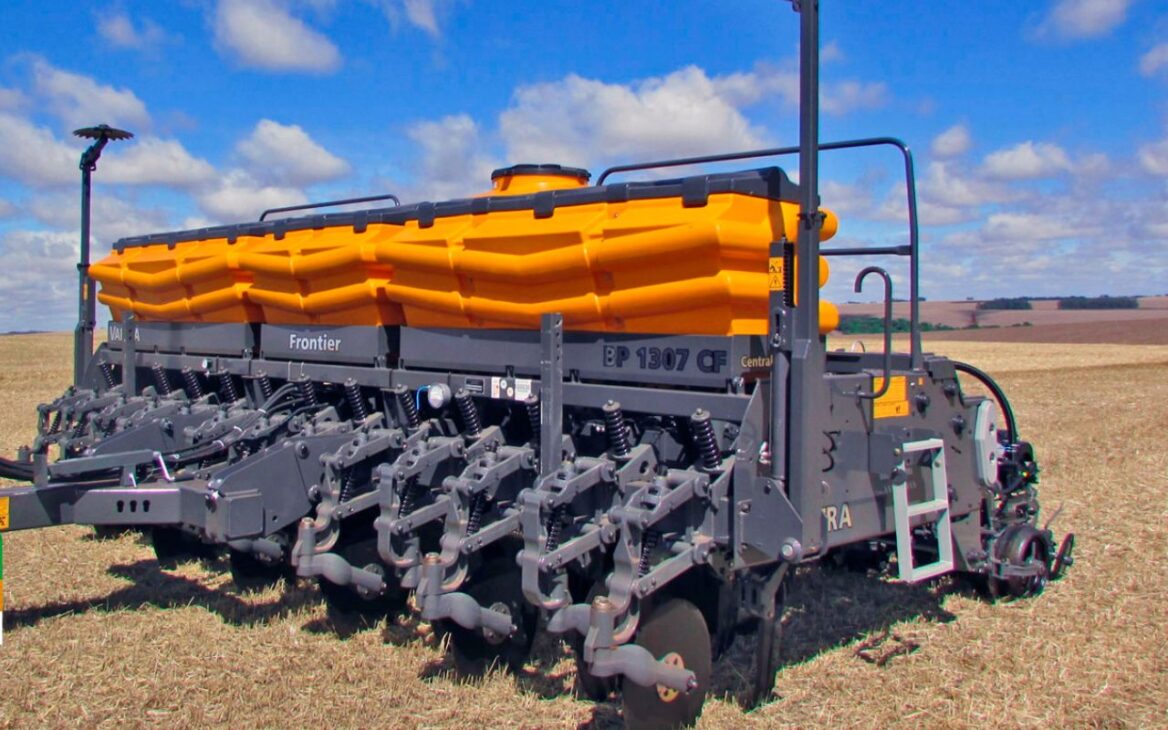 A Plantadeira Frontier da Valtra entrega alto rendimento no agro com precisão de 99% na singulação, taxa variável de fertilizantes e tecnologia Precision Planting para aumentar o lucro em até R$ 50 mil por safra.