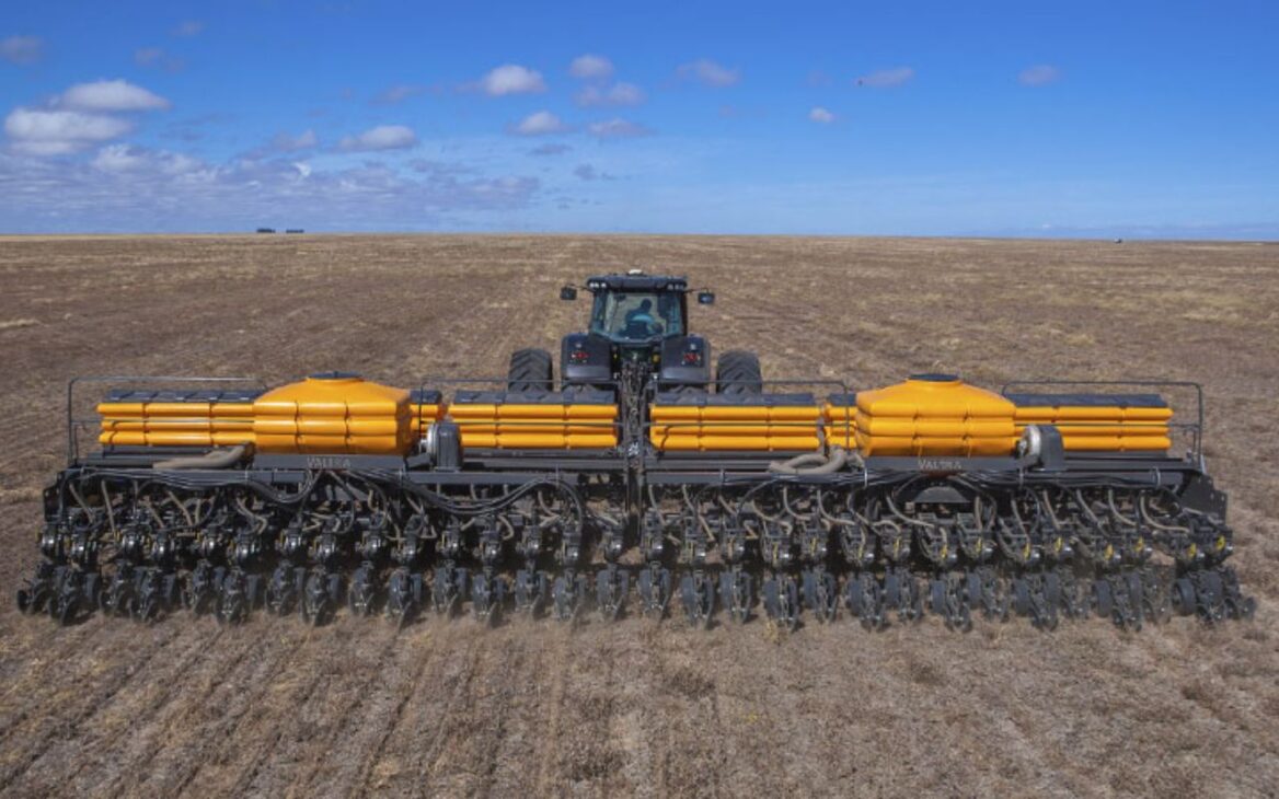 A Plantadeira Frontier da Valtra entrega alto rendimento no agro com precisão de 99% na singulação, taxa variável de fertilizantes e tecnologia Precision Planting para aumentar o lucro em até R$ 50 mil por safra.