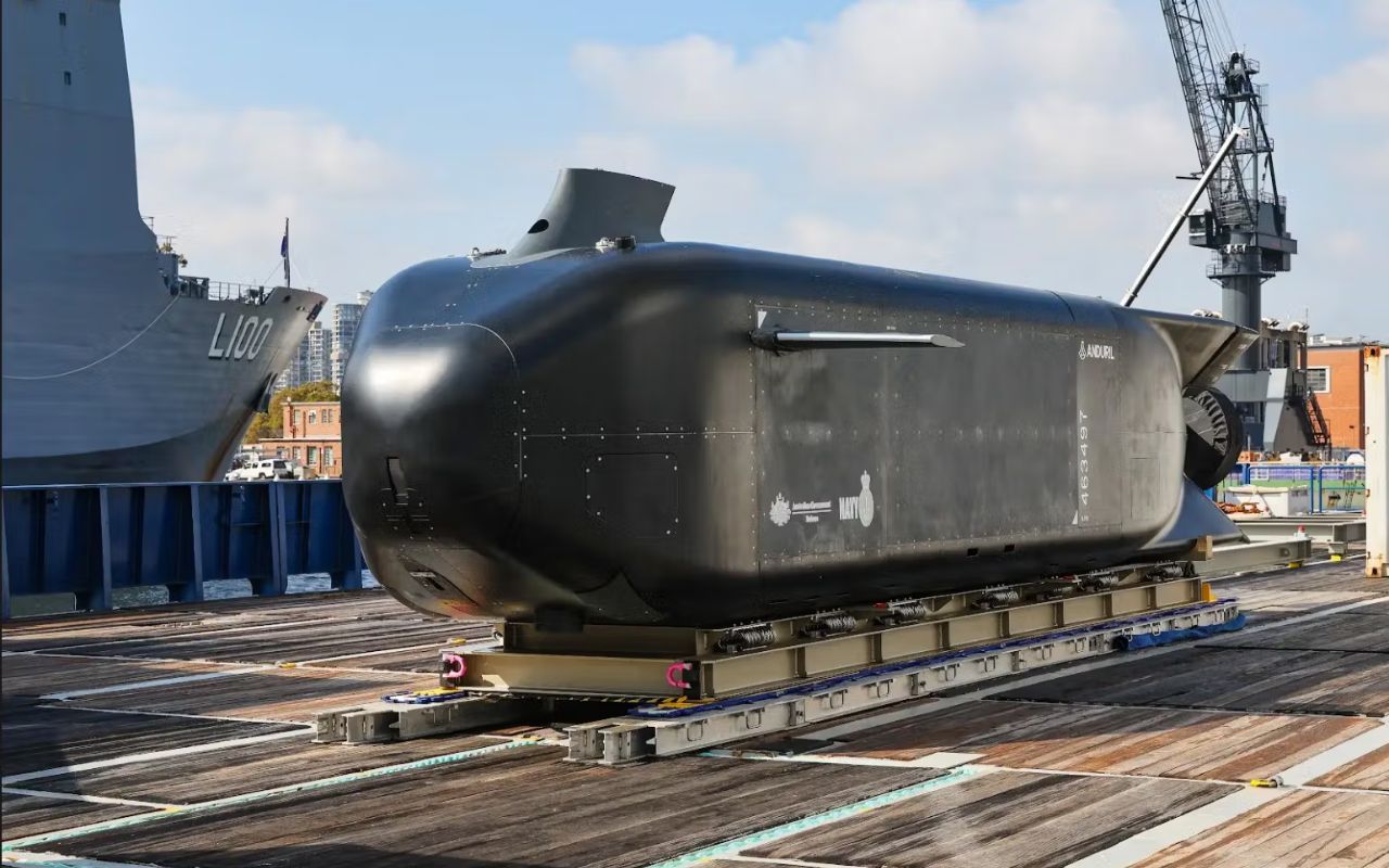 A Marinha dos EUA aposta no submarino robô Dive-XL para operar drones subaquáticos e acelerar nova estratégia de guerra no fundo do mar.
