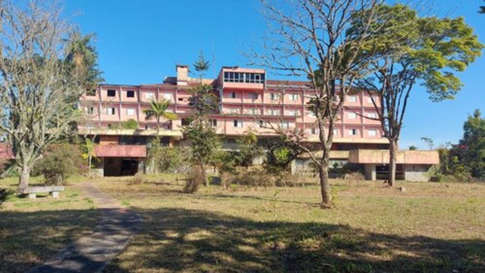 Hotel fantasma, Hotel Simon