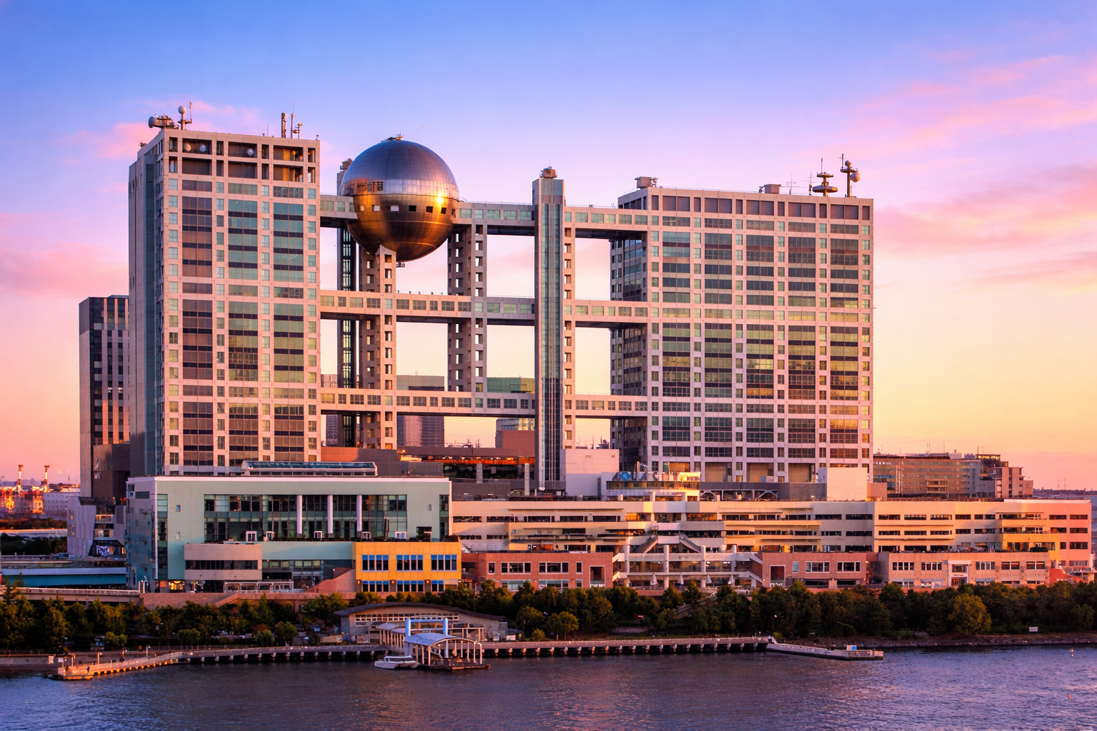 megaestrutura do Japão em forma de grelha com esfera flutuante da Fuji TV possui duas torres de 25 andares conectadas