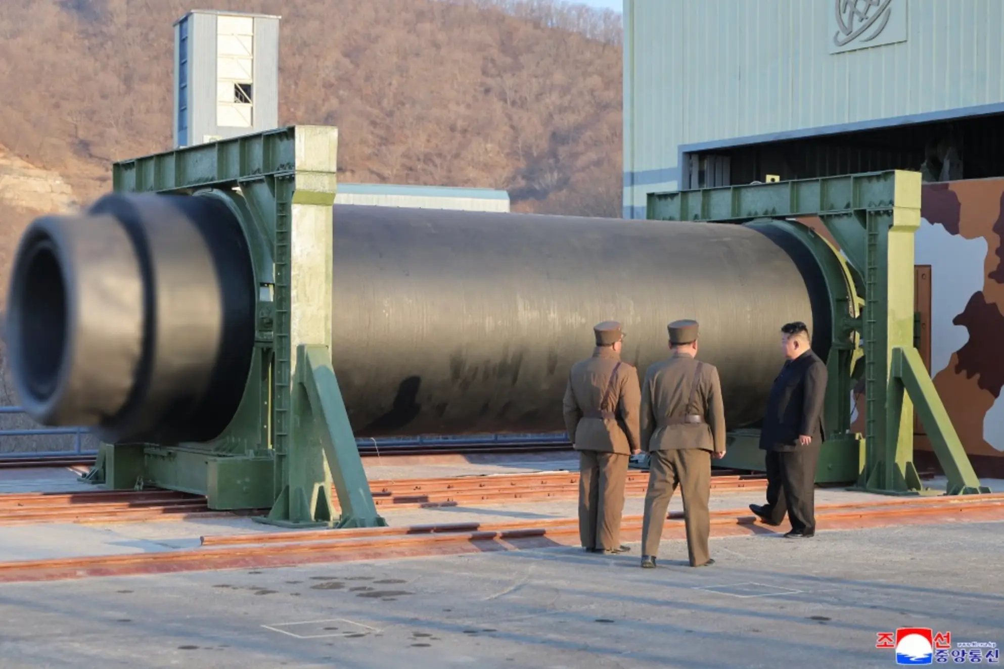 Coreia do Norte testa foguete de alcance intercontinental com motor de combustível sólido de 2.500 kN supervisionado por Kim Jong Un e avança em plano estratégico de cinco anos