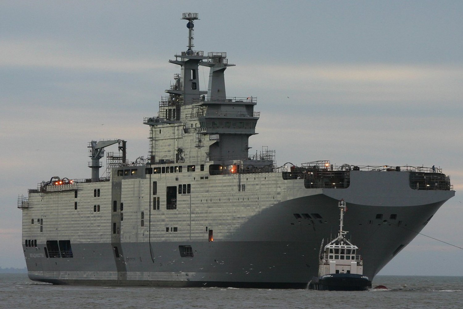 Com cerca de 21 mil toneladas, hangar para até 16 helicópteros e capacidade de transportar tropas, veículos e lanchas de desembarque, os navios anfíbios da classe Mistral transformaram a forma como forças militares podem projetar poder do mar para terra