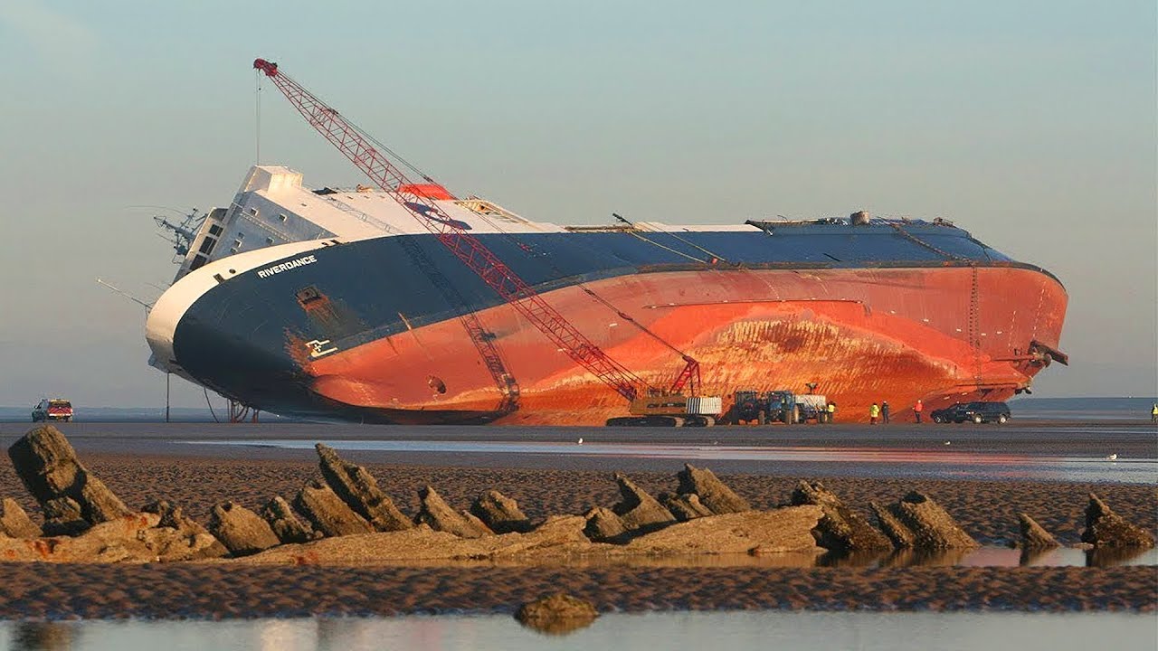 Uma praia de 25 km em Bangladesh desmonta um navio por dia: o maior cemitério de navios do mundo opera com maçaricos a céu aberto, já impactou espécies na Baía de Bengala, gera contaminação por metais pesados e expõe trabalhadores a riscos extremos