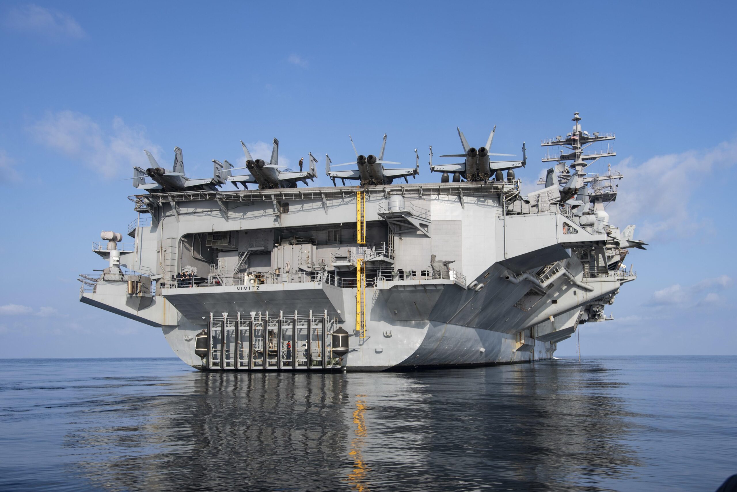 Com mais de 100 mil toneladas, 332 metros de comprimento e dois reatores nucleares que permitem navegar por décadas sem reabastecer combustível, a classe Nimitz domina os oceanos há mais de 40 anos e sustenta o poder global dos porta-aviões dos Estados Unidos