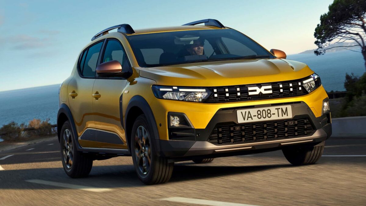 Renault Sandero terá nova geração com opção híbrida na Europa, enquanto versão elétrica deve chegar depois. Veja o que já se sabe. (Imagem: Divulgação / Dacia)
