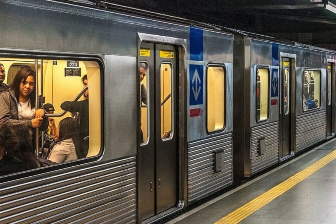 Metrô segue raro no Brasil porque capitais crescem com trânsito intenso, linhas insuficientes e projetos travados, ampliando o custo diário da mobilidade urbana.