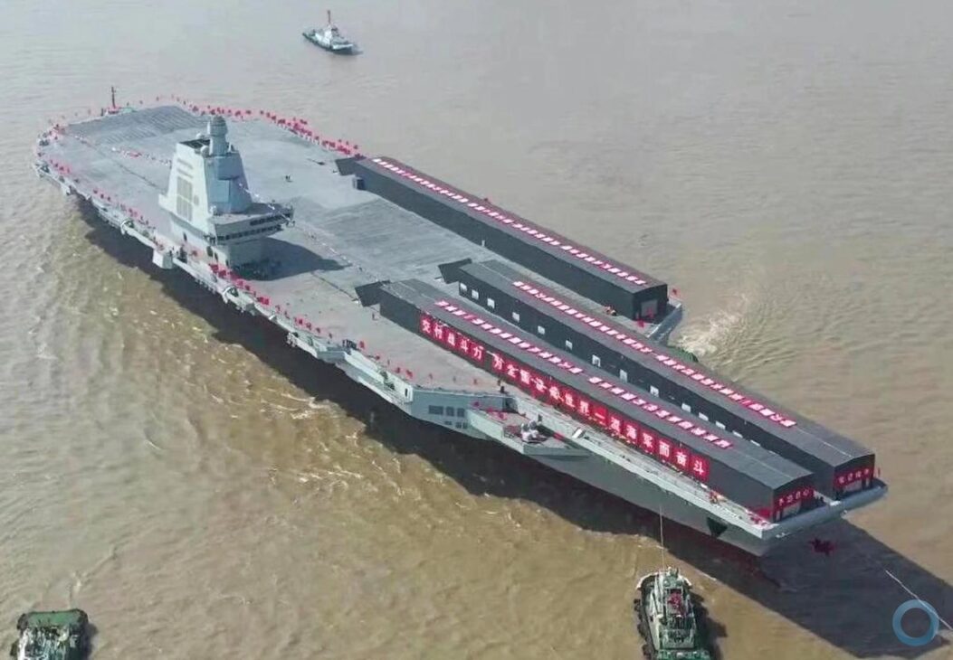Tamanho colossal de 80.000 toneladas, 316 metros de comprimento e três catapultas eletromagnéticas (EMALS) capazes de lançar caças pesados diretamente do convés, o porta-aviões Fujian tornou-se o maior navio de guerra já construído na Ásia e coloca a China entre as poucas nações que dominam a tecnologia de lançamento eletromagnético usada no USS Gerald R. Ford