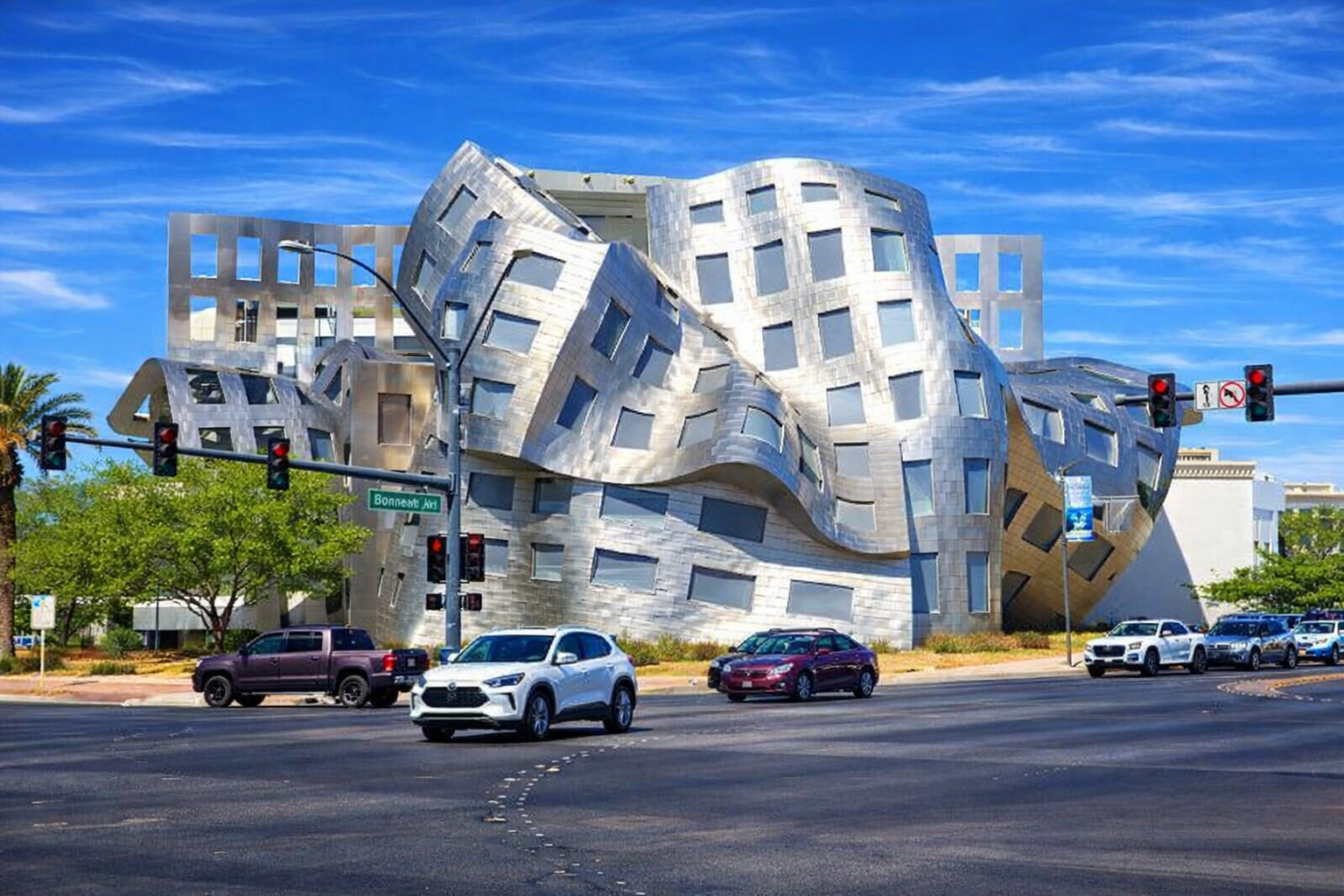 prédio que parece se mover em Las Vegas tem fachada em aço inoxidável refletivo