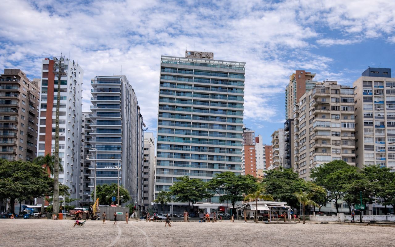 Descubra como Santos reúne prédios tortos, o maior jardim de praia do mundo e uma forte cultura de surfe em um dos destinos mais curiosos do Brasil.