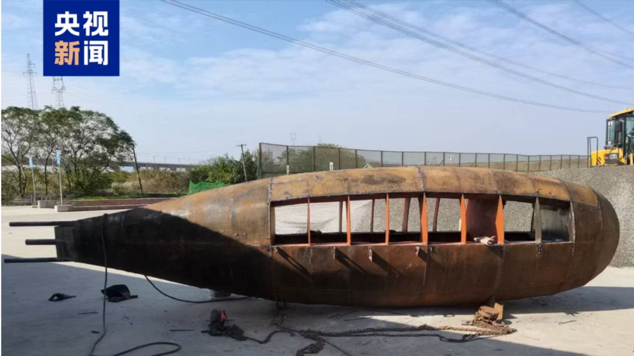 Without a diploma and without a blueprint, a Chinese farmer assembled steel plates, a battery, and a used engine, spent ten years welding in the early mornings until launching the Big Black Fish, a 5-ton handmade submarine capable of diving 8 meters with two passengers on board, into the river of Anhui province.