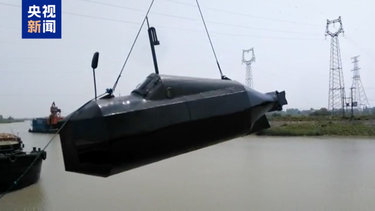 Without a diploma and without a blueprint, a Chinese farmer gathered steel plates, a battery, and a used motor, spent ten years welding in the early hours until launching in the Anhui province river the Big Black Fish, a 5-ton homemade submarine capable of diving 8 meters with two passengers on board.