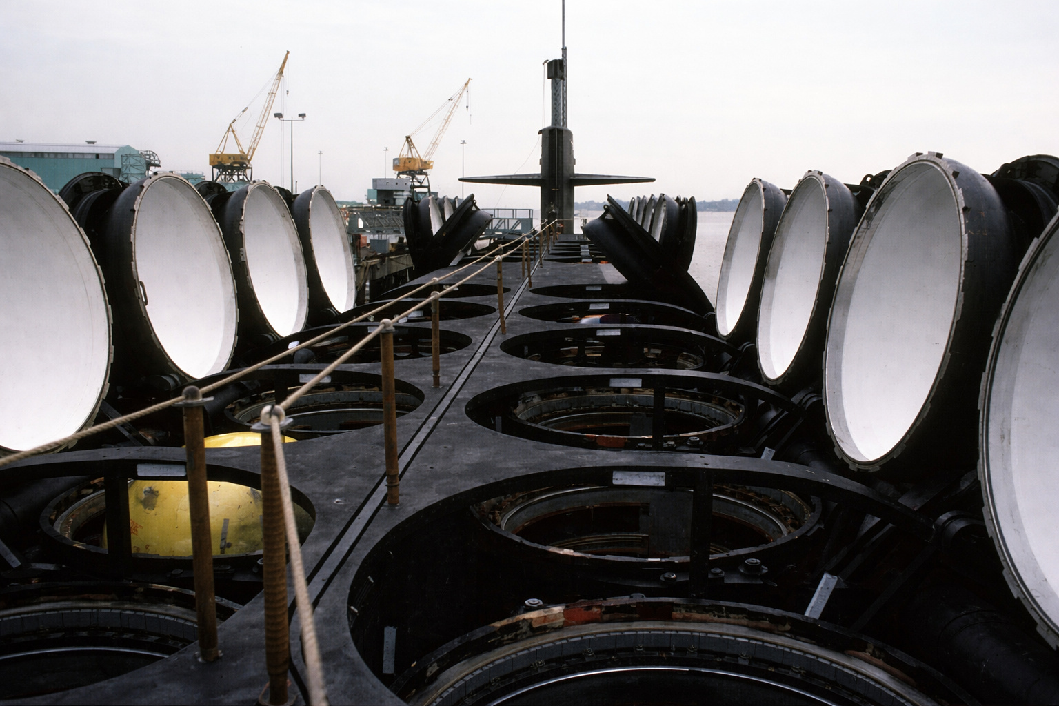 Os EUA converteram quatro submarinos nucleares em "bases secretas subaquáticas" capazes de lançar 154 mísseis Tomahawk e transportar 66 SEALs e agora vão aposentar todos até 2028, sem um substituto pronto