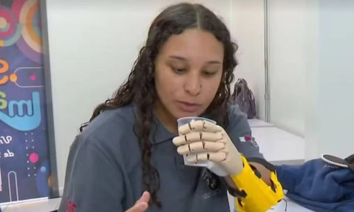 Alunos criam prótese de mão com impressão 3D para colega e mostram como tecnologia e acessibilidade podem caminhar juntas. (Crédito: G1/Reprodução)