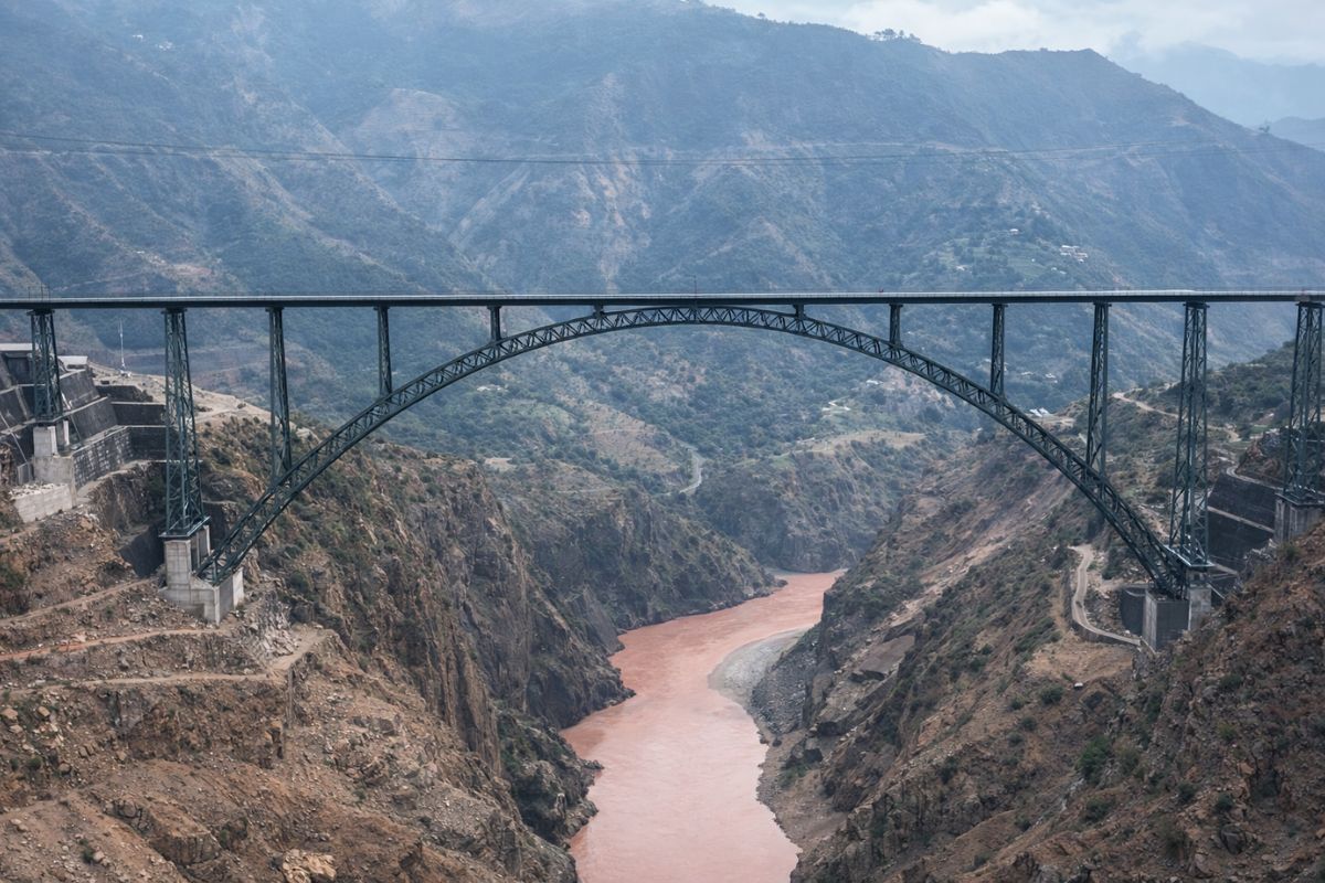 A 359 m do rio e com vão de 467 m, a ponte ferroviária mais alta do mundo venceu ventos de 266 kmh, aço modular, arco preenchido e trilhos deslizantes na Caxemira indiana histórica (3)