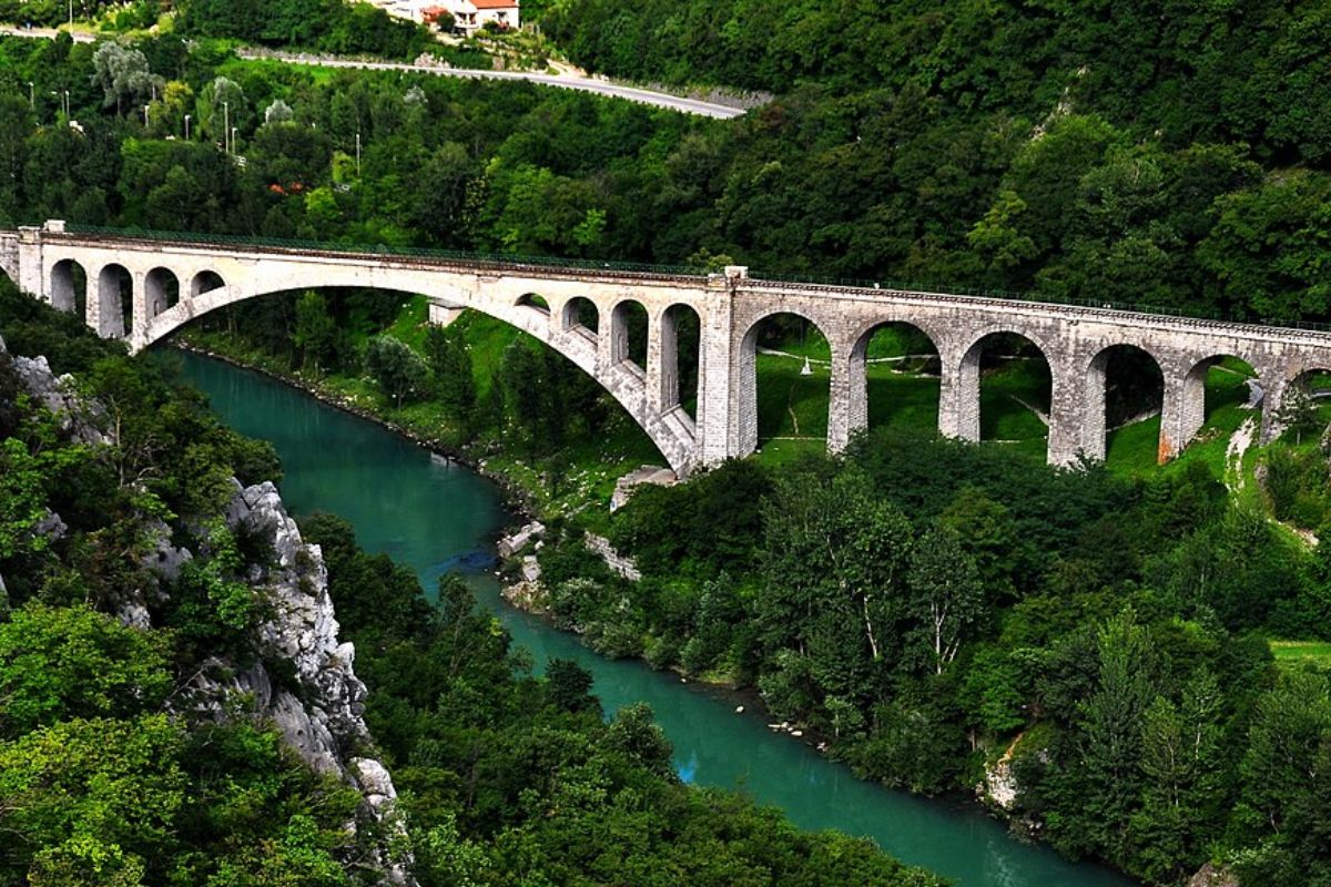 A ponte que guarda o maior arco ferroviário de pedra do mundo construída há mais de 100 anos, destruída na guerra e reconstruída para seguir operando até hoje, ela ainda leva trens