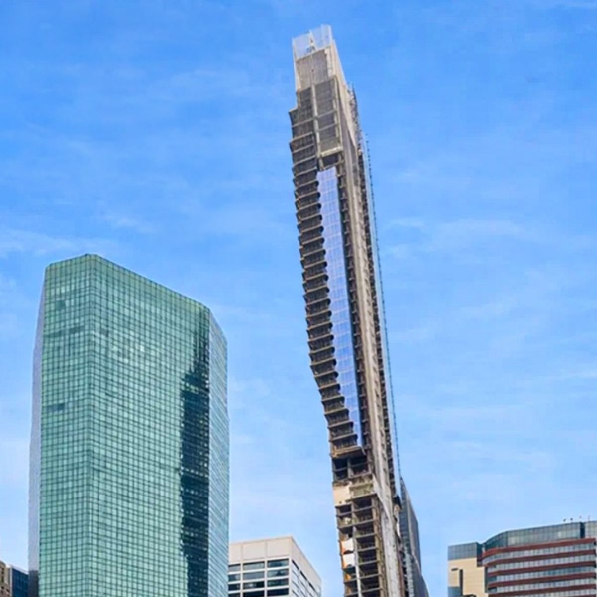 O arranha-céu One Seaport em Manhattan está inclinado 8 cm após economia na fundação. A Fortis é acusada e painéis de vidro são removidos. Prédio segue vazio.