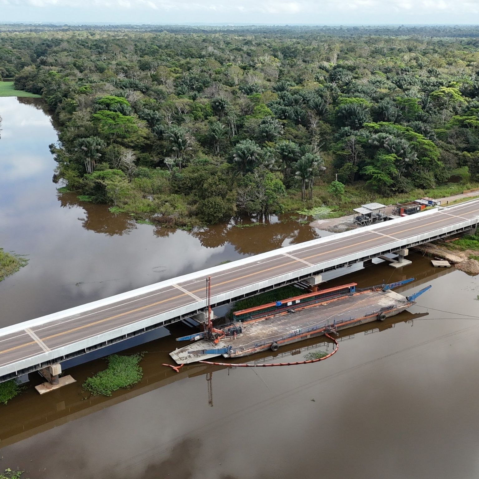 Após a queda em 2022, DNIT faz ensaio de carga em dois dias e libera na segunda (dia 27) a nova ponte sobre o rio Altas Mirim, no km 24 da BR-319, com 244,6 m e 11 m