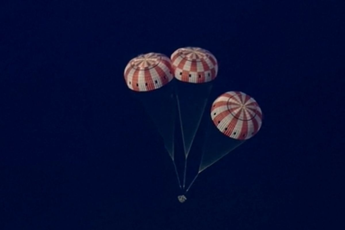 Artemis II amerissa no Pacífico após 10 dias e traz 4 astronautas de volta da Lua, quebrando recorde de distância humana e provando a reentrada da Orion em missão histórica