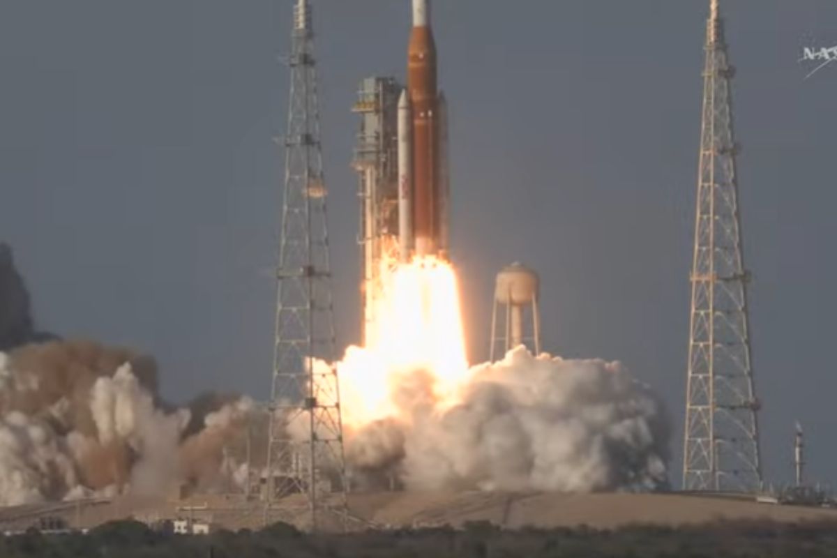 Artemis 2 decola às 19h35 com quatro astronautas e encerra jejum de 50 anos na órbita lunar foguete SLS sai da Flórida, missão dura 10 dias, contorna o lado oculto e testa Orion (2)