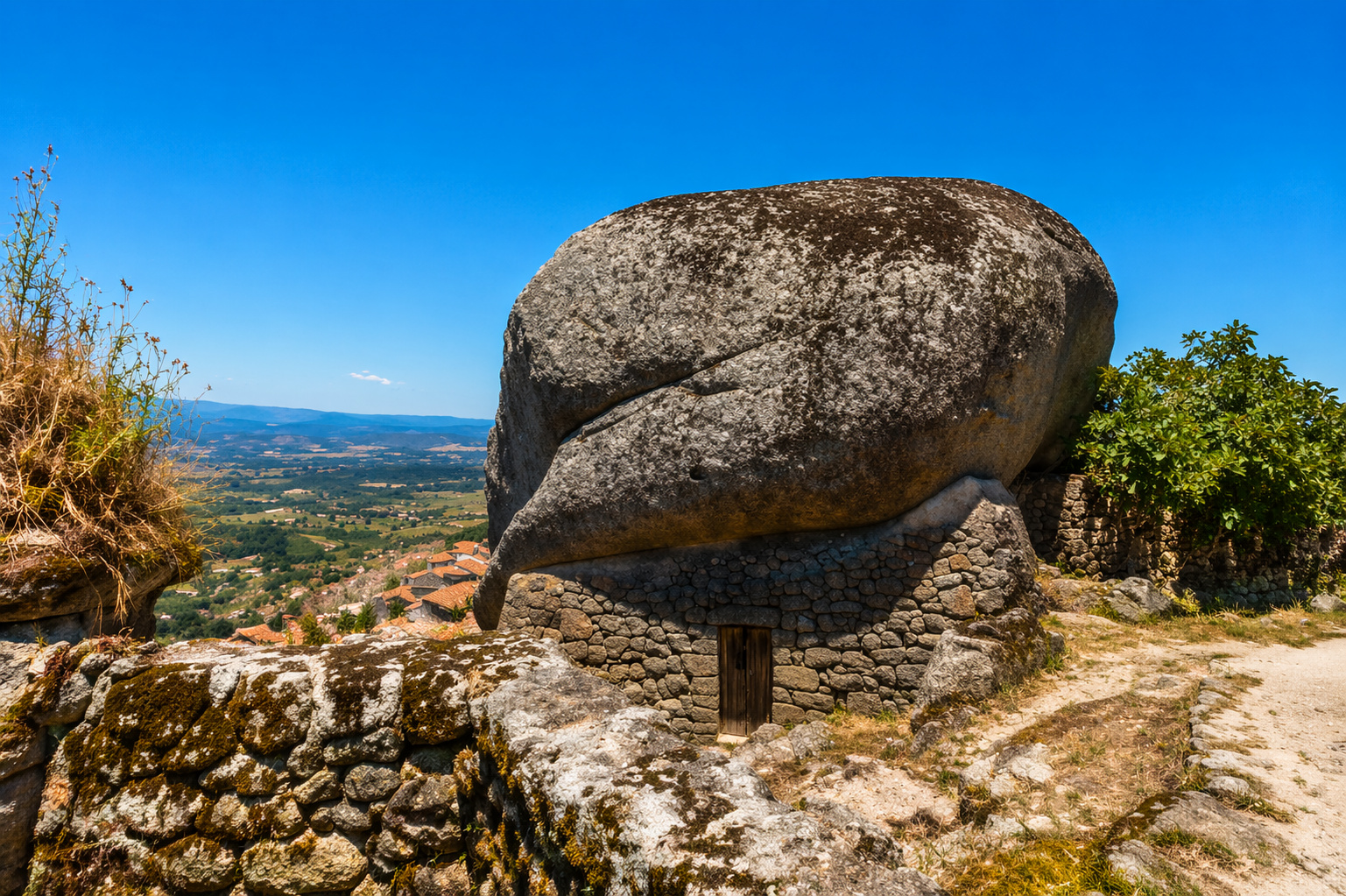 Casa de pedra em Monsanto com enorme bloco de granito sobre o telhado impressiona e revela uma das construções mais curiosas do mundo