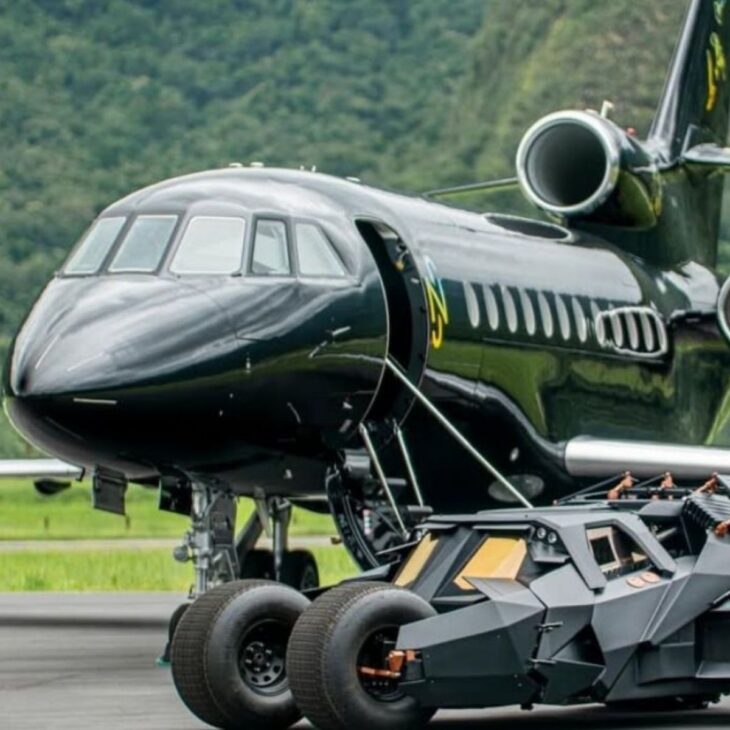 O avião de Neymar, um Falcon 900LX de R$ 250 milhões, cruza continentes sem escala mas não cabe nos hangares do aeroporto onde pousa em Porto Belo (SC).