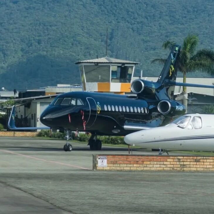O avião de Neymar, um Falcon 900LX de R$ 250 milhões, cruza continentes sem escala mas não cabe nos hangares do aeroporto onde pousa em Porto Belo (SC).