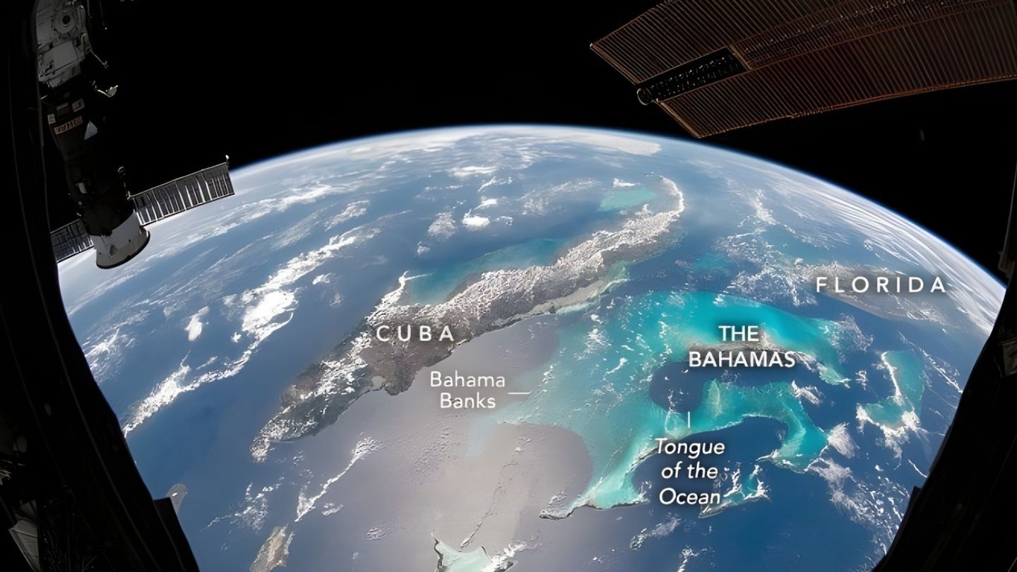 Grande Banco das Bahamas brilha em tons turquesa visíveis do espaço, revela passado terrestre e abriga um dos limites submarinos mais abruptos do planeta.