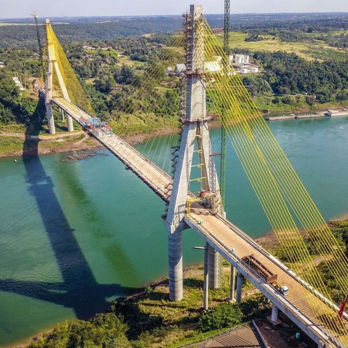 O Brasil gastou R$ 1,9 bilhão na ponte de 760 metros entre Foz do Iguaçu e o Paraguai. Ela está pronta, mas o tráfego segue travado porque os acessos não ficaram.