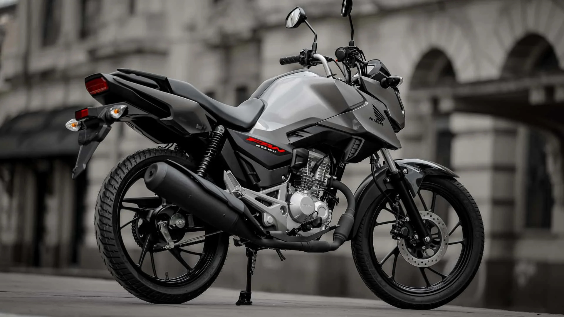 Honda CG 160 domina abril com mais de 41 mil unidades, faz até 40 km/l, roda mais de 500 km com um tanque e custa a partir de R$ 14 mil, mostrando por que uma moto simples continua vencendo scooters, elétricas e modelos mais tecnológicos no Brasil