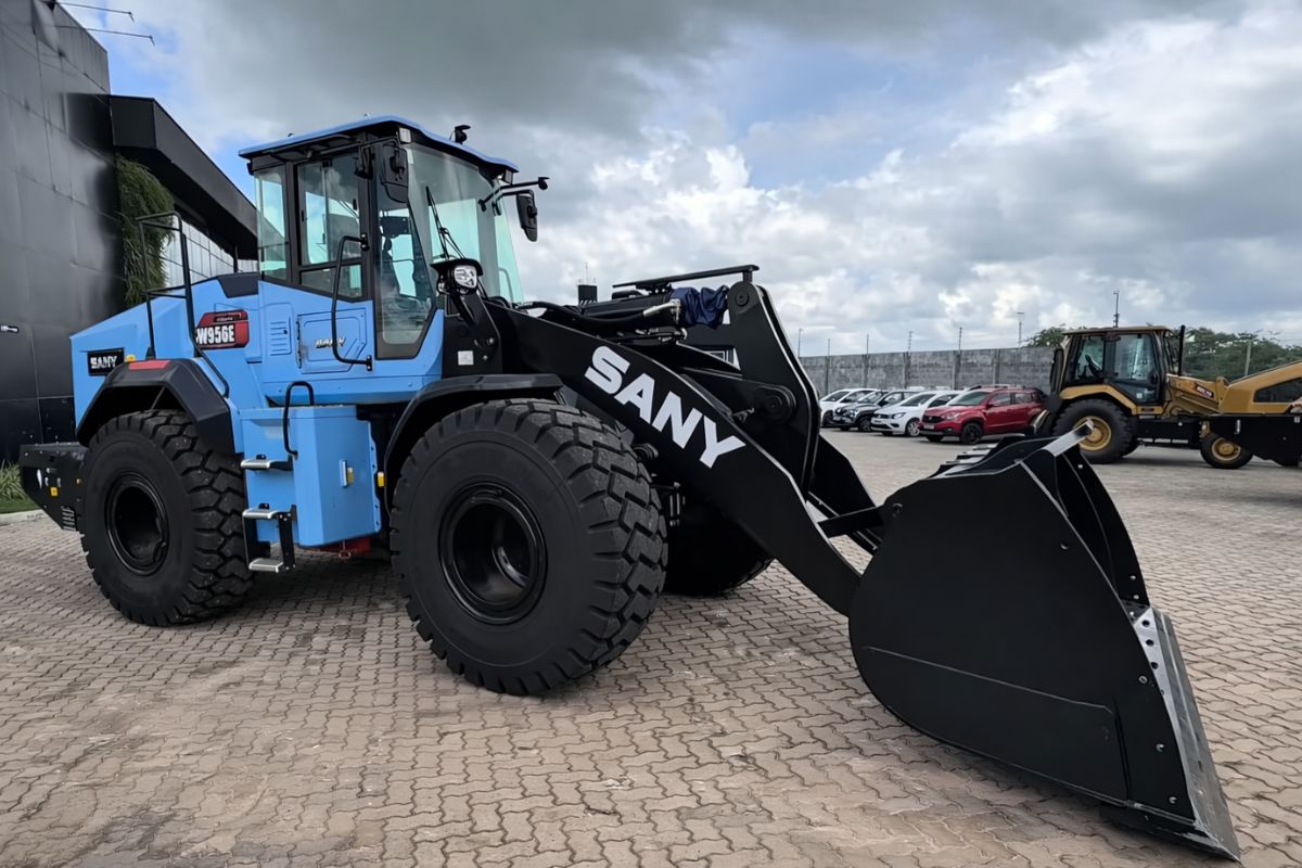 Ceará recebe a primeira pá carregadeira 100% elétrica de 19 toneladas modelo SW956E promete zero diesel, baixo custo de manutenção, concha 3,5 m³ e recarga rápida
