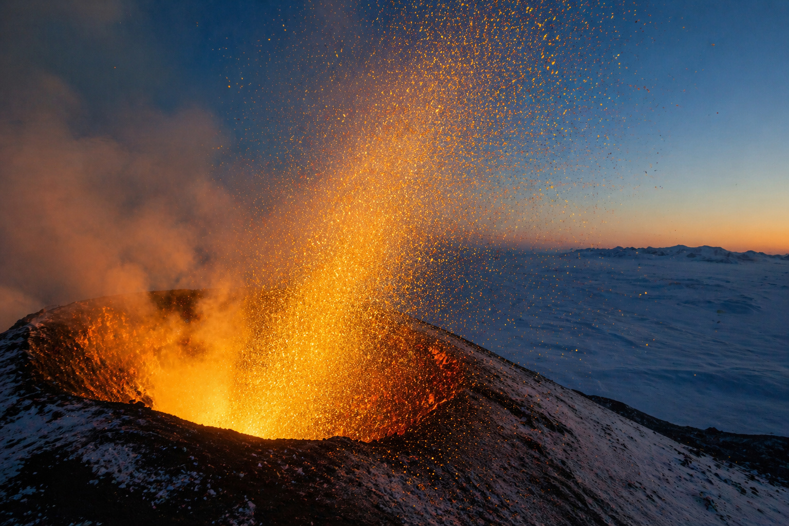 Vulcão Monte Erebus na Antártida expelindo partículas brilhantes semelhantes a ouro junto com gases e lava sobre paisagem coberta de neve