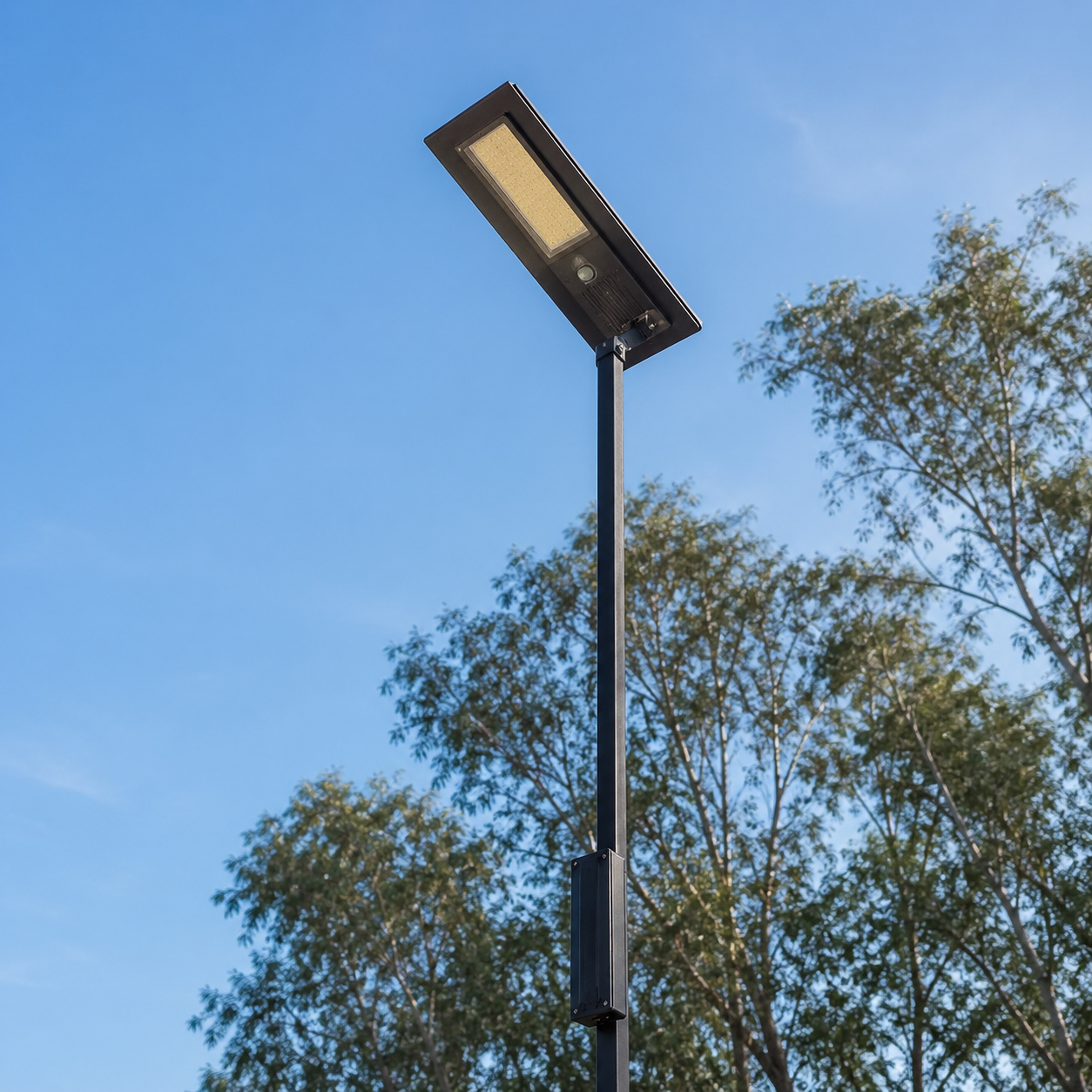Poste solar autônomo com iluminação LED em ambiente externo