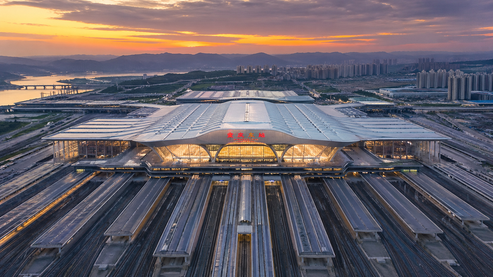 China construiu uma estação de trem com 1,22 milhão de metros quadrados que supera aeroportos, usa robôs na construção, conecta cidades inteiras e pode transformar o transporte global com trens de alta velocidade