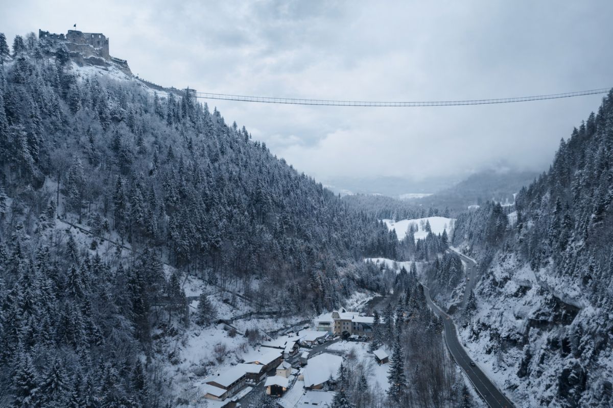 Com 406 m e 114 m de altura, a Highline 179 no Tirol, Áustria, desafia o medo atravessia na maior ponte pênsil estilo tibetano, de 2014, até ruínas do castelo de 1480 com neve (2)
