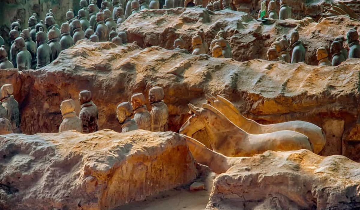 Parte do exército de terracota que representa a guarda de Qin Shi Huang, o primeiro imperador da China, protegendo o acesso ao túmulo do governante. Crédito: Warasit Phothisuk – Shutterstock