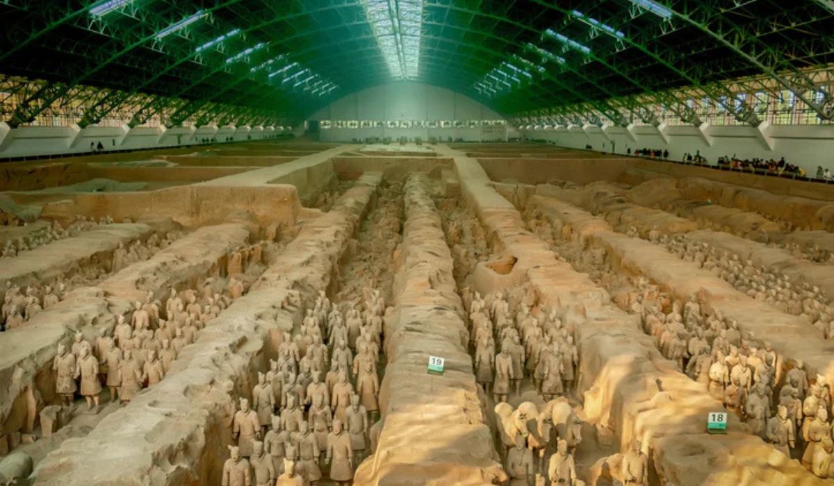 O "Exército de terracota" guarda os arredores da tumba do imperador. (Fonte: Getty Images)